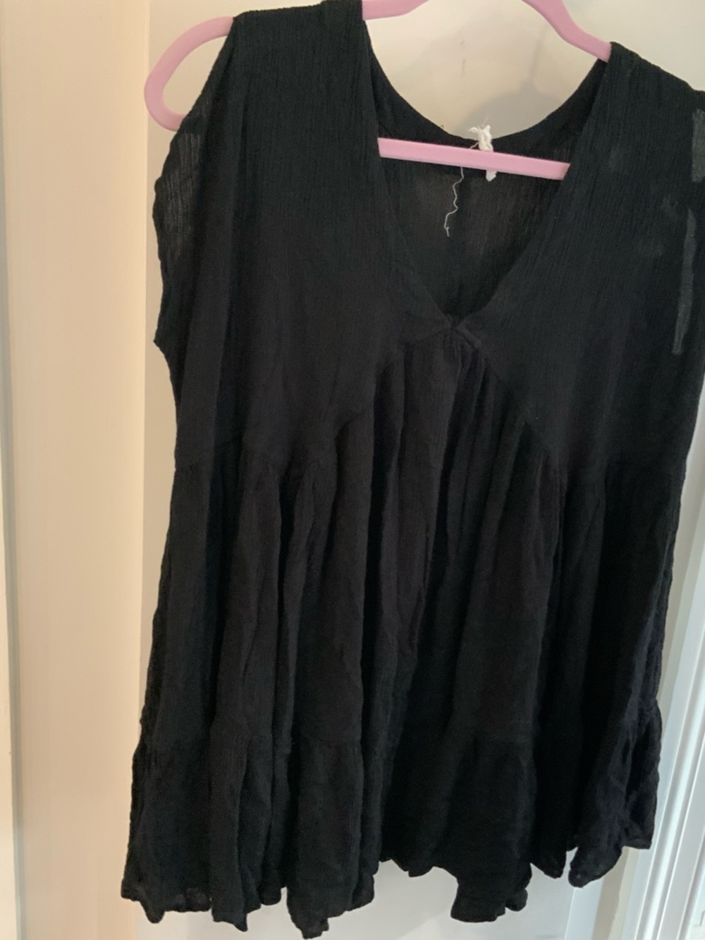 Black Sleeveless V-Neck Flowing Women’s Top size XL.  SKU 3042